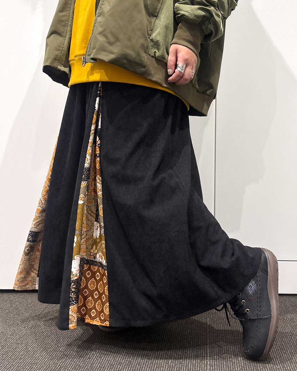 チチカカ本部 / ARICHON
160cm
 
カーキのMA-1と相性のいいマスタードのパーカーをIN！
フーディーを合わせるのがこなれた感じが出ておすすめです🙆‍♀️
ポケットのフラップに施された刺繍がポイントです🪡
マチから柄が覗くスカートは動くたびに表情が変わる🌈*

▼着用アイテム
titicaca-online.jp/coordinate/i/?…