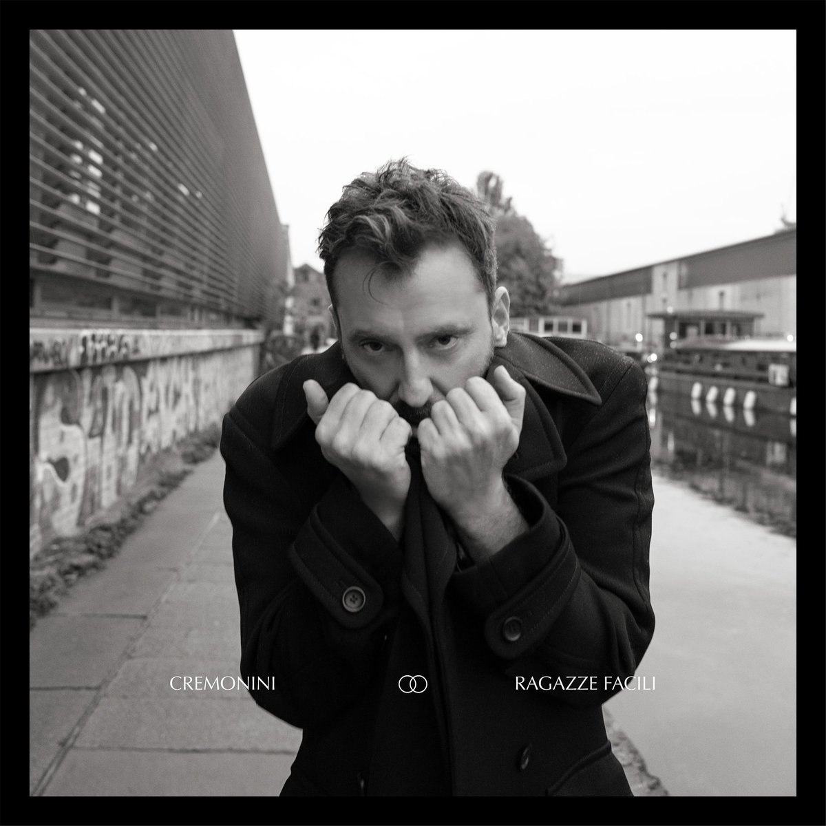 CremoniniCesare's tweet image. “Ragazze facili” è il mio nuovo singolo in tutte le radio da venerdì 28 Novembre 2025. Testo e musica: Cesare Cremonini ✍️ 
Cori e angeli: @elisatoffoli 💃 
Pianoforte e luce: @mikegarson 
Archi e diavoli: Nick Ingman 🎻 
Cover: @gregwilliams 🖤 
Grafica: @apartisapart