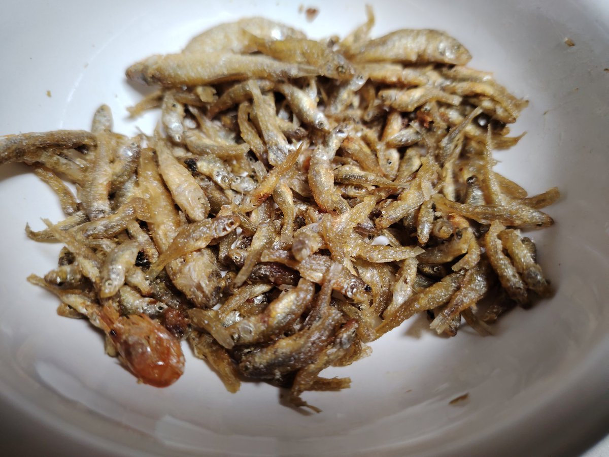 最近迷上了小鱼小虾，这是自己煎的，嘎嘎香