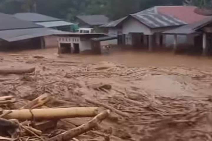IndoPopBase's tweet image. A destructive flood and landslides have struck Tapanuli and Sibolga, North Sumatra, leaving widespread damage, isolating communities, and causing a total outage of both electricity and internet access.

(bnpb.go.id/berita/empat-k…)