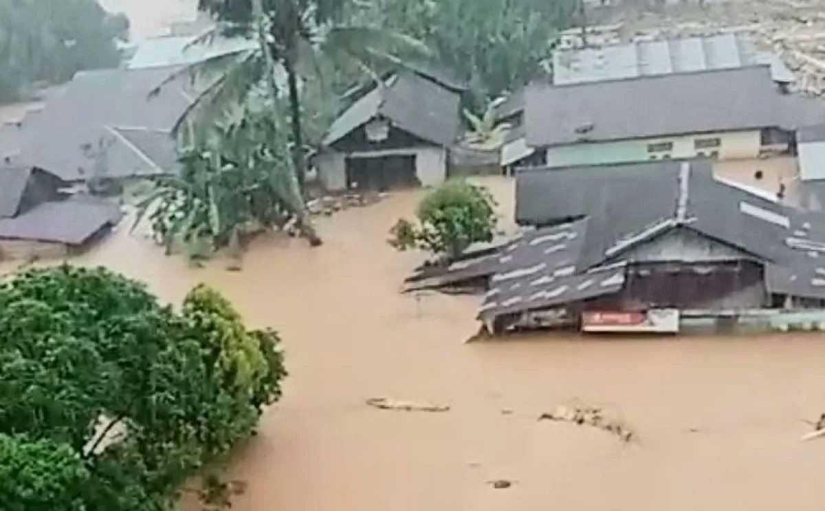 IndoPopBase's tweet image. A destructive flood and landslides have struck Tapanuli and Sibolga, North Sumatra, leaving widespread damage, isolating communities, and causing a total outage of both electricity and internet access.

(bnpb.go.id/berita/empat-k…)