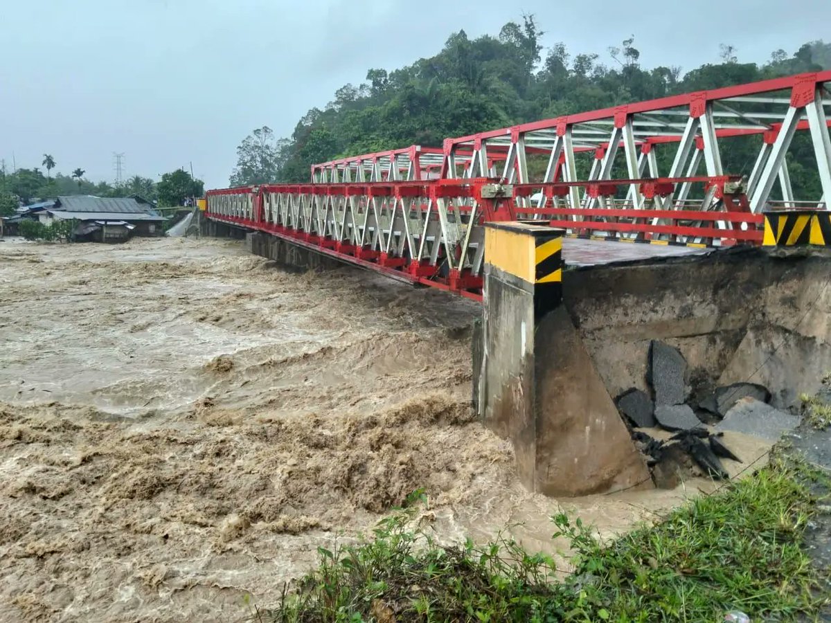 IndoPopBase's tweet image. A destructive flood and landslides have struck Tapanuli and Sibolga, North Sumatra, leaving widespread damage, isolating communities, and causing a total outage of both electricity and internet access.

(bnpb.go.id/berita/empat-k…)