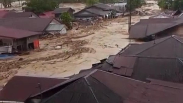IndoPopBase's tweet image. A destructive flood and landslides have struck Tapanuli and Sibolga, North Sumatra, leaving widespread damage, isolating communities, and causing a total outage of both electricity and internet access.

(bnpb.go.id/berita/empat-k…)