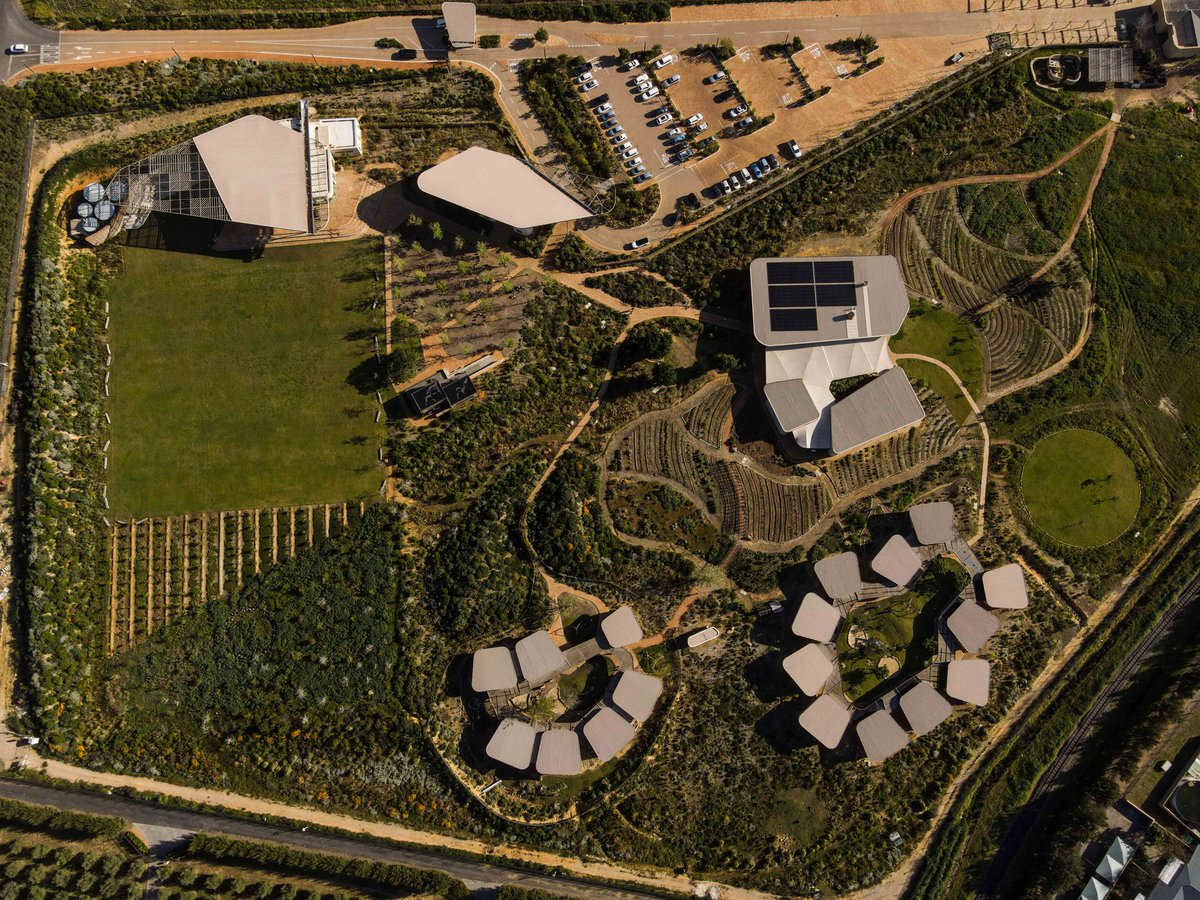 archkitenge's tweet image. Compare and contrast....whats more artistic and sustainable.