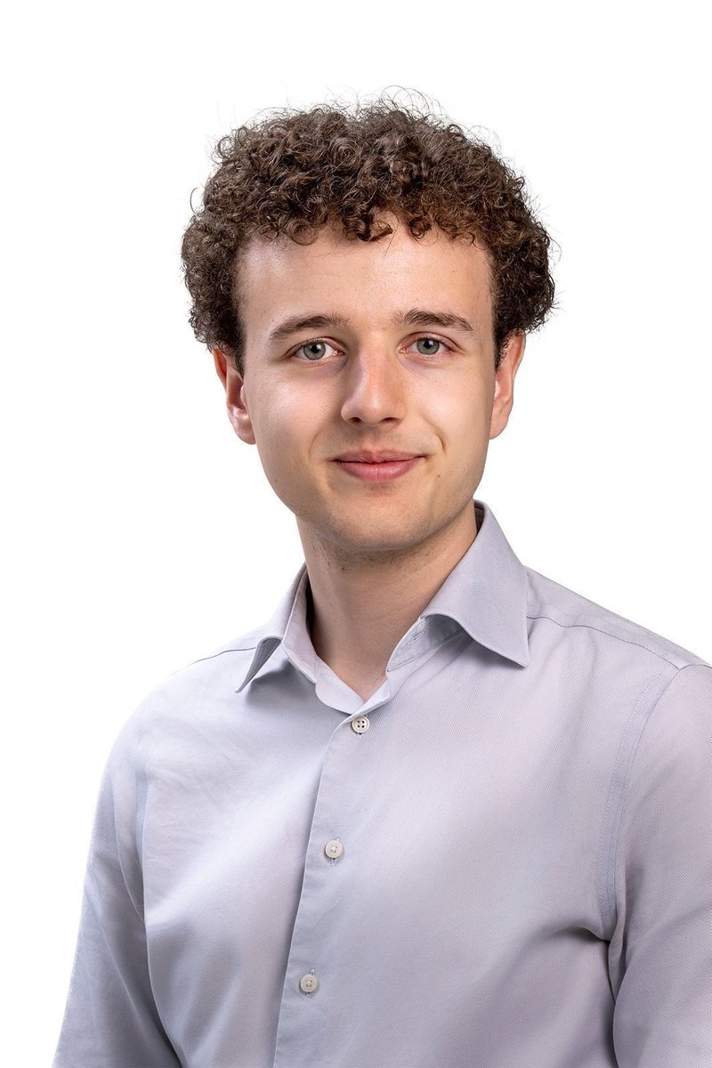 TestNetNL's tweet image. 𝗠𝗮𝗮𝗸 𝗸𝗲𝗻𝗻𝗶𝘀 𝗺𝗲𝘁 𝗵𝗲𝘁 𝗯𝗲𝘀𝘁𝘂𝘂𝗿 𝘃𝗮𝗻 𝗧𝗲𝘀𝘁𝗡𝗲𝘁
Maak kennis met Wijnand van Drooge, nieuw bestuurslid van TestNet, waar hij zich richt op Algemene Zaken en de rol van Tweede Penningmeester. 🎉 Lees straks meer over zijn benoeming op LinkedIn