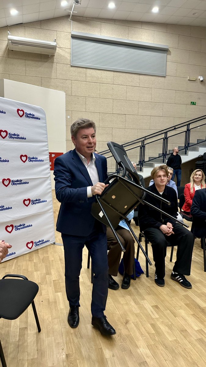 Krogulec's tweet photo. @JanGrabiec obiecał, że jak będzie więcej gości na spotkaniu niż krzeseł sam je będzie dostawiał. Słowa dotrzymał 😁 

W #Łomianki gościliśmy Marszałek Senatu @M_K_Blonska i Szefa KPRM. Dziękujemy za spotkanie i wparcie 🙌 

@Obywatelska_KO https://t.co/xPeAnoSSlD