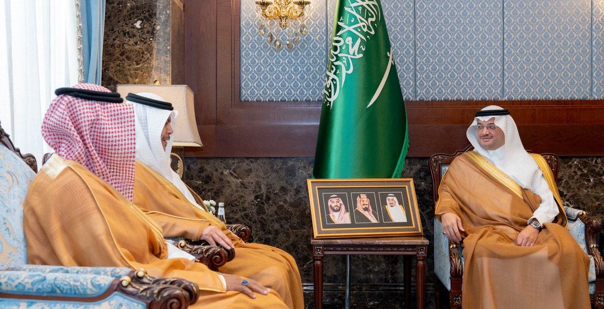 استقبل صاحب السمو الملكي الأمير #سعود_بن_طلال بن بدر محافظ #الأحساء ، بمكتب سموّه بمقر المحافظة ، اليوم " الأربعاء " ، مدير الإدارة العامة للتعليم بالمحافظة السابق الأستاذ حمد بن محمد العيسى بمناسبة تقاعده، يرافقه مدير عام التعليم بالمحافظة المعيَّن الأستاذ طواشي بن يوسف الكناني،
