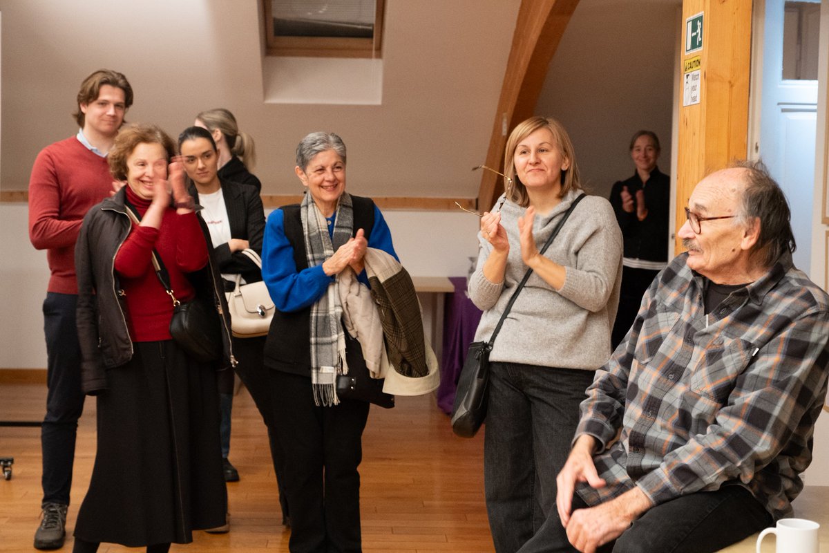 🪄 Proteklog vikenda u M90 održano je dvodnevno vođenje kroz izložbu „ODBROJAVANJE“ sa Dušanom Petričićem.

Jedan od naših najvećih karikaturista govorio je o inspiraciji, procesu rada, kao i o tome kako humor i satira postaju oštro, ali dragoceno oruđe kritičkog promišljanja.
