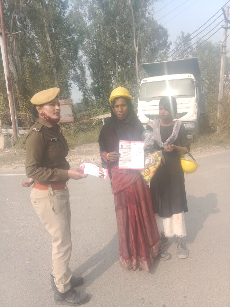 DM_PRAYAGRAJ's tweet photo. मिशन शक्ति फेज 5 के तहत थाना औद्योगिक क्षेत्र प्रयागराज, बालिकाओं को महिला सशक्तिकरण के तहत वूमेन पावर हेल्पलाइन नंबर 1090, महिला हेल्पलाइन नंबर 181, चाइल्ड हेल्पलाइन नंबर 1098, मुख्य मंत्री हेल्पलाइन नंबर 1076, साइबर हेल्प लाइन नम्बर 1930 की जानकारी दी गई तथा इमरजेंसी नंबर 112 के बारे मे बताया गया व सरकार द्वारा  चलाई जा रही विभिन्न योजनाओं के विषय में जानकारी प्रदान की गई। @ChiefSecyUP @InfoDeptUP @CMOfficeUP