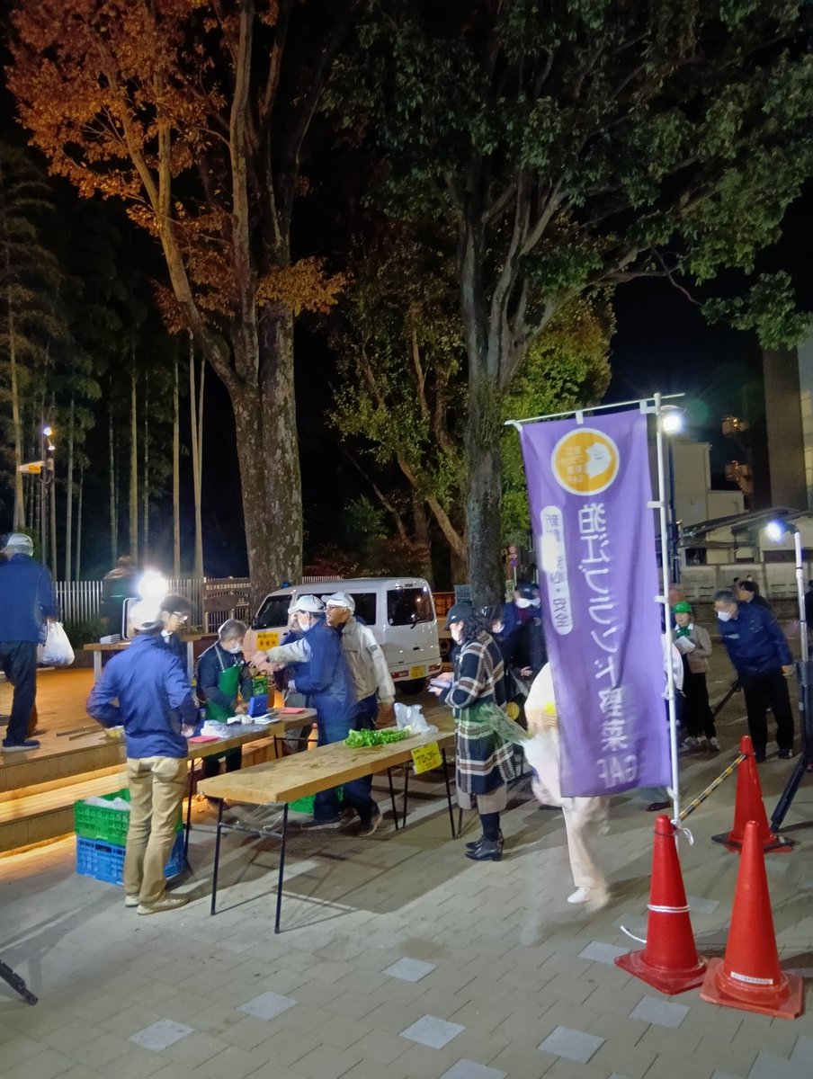 狛江GAP研究会による狛江ブランド農産物の狛江駅前での直売会は、ただいま売り切れのため終了しました。
野菜ソムリエの香月りささんが狛江市長とともに、狛江ブランド農産物のPRを駅頭で行いました。