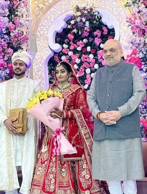 DrDeepmala84691's tweet image. कभी-कभी एक छोटी-सी घटना किसी बड़े नेता के असली चरित्र को उजागर कर देती है।
माननीय केंद्रीय गृह एवं सहकारिता मंत्री श्री @AmitShah जी न केवल दृढ़ निर्णयों वाले नेता हैं, बल्कि दिल से जुड़े रिश्तों को निभाने वाले अद्भुत इंसान भी हैं।

BJP कार्यालय में वर्षों से टाइपिस्ट के रूप