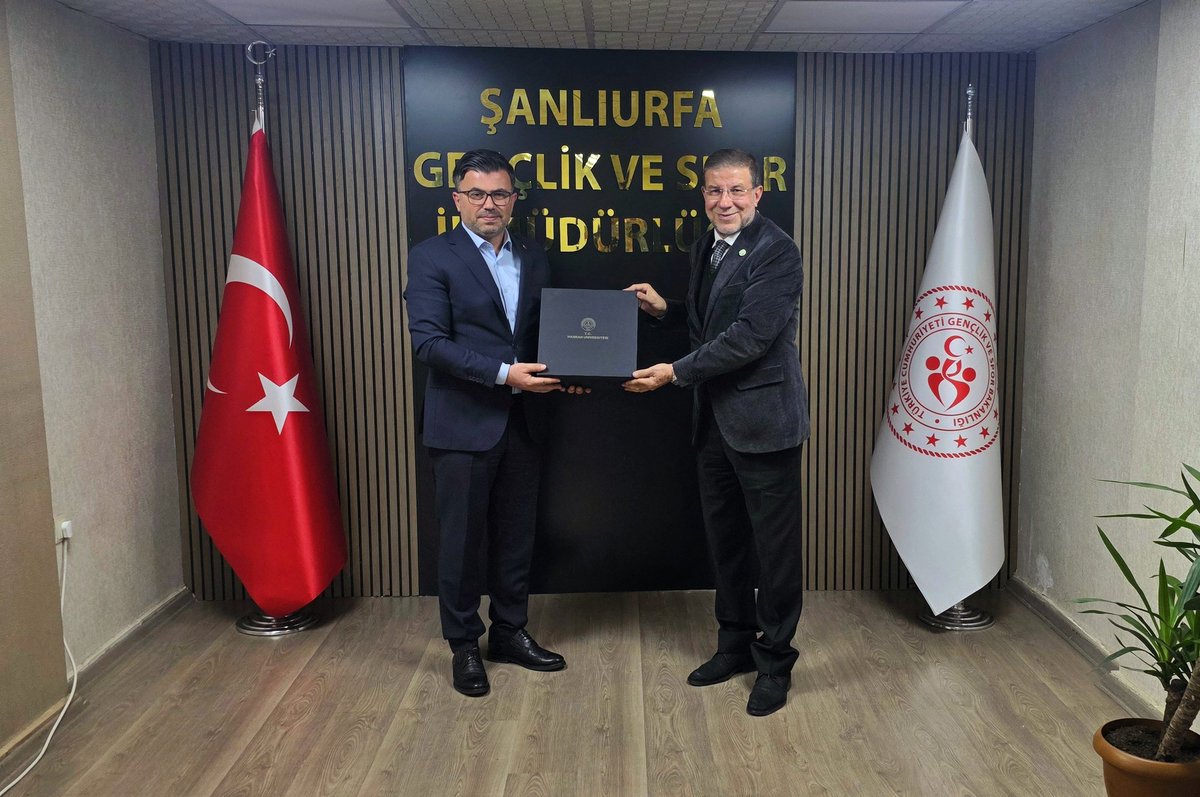 Harran Üniversitesi Rektör Yardımcısı ve Eczacılık Fakültesi Dekanı Sayın Abdulcenap Cevheri, İl Müdürümüz Sayın <a href="/yaziciisa/">İSA YAZICI</a> 'yı makamında ziyaret etti. 
Nazik ziyaretleri için teşekkür ederiz.