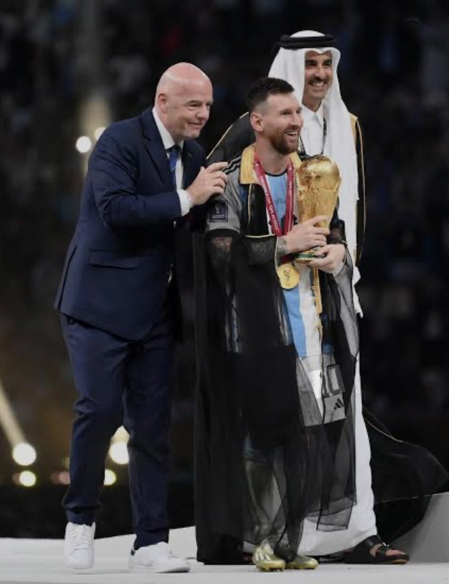 #الفيفا .. جياني إنفانتينو - رئيس الاتحاد الدولي لكرة القدم (FIFA) لو كان الأمر بيدي لنظمت النسخ العشر المقبلة من كأس العالم في قطر .. عندما يتحدث رأس الهرم للكرة بالعالم عن قطر بهذا الكلام .. فاعلم أخي الشريف (( إنك أصبت في مقتل )) كل حاسد وحاقد على قطر .. عاد وش بيسكتهم الحين