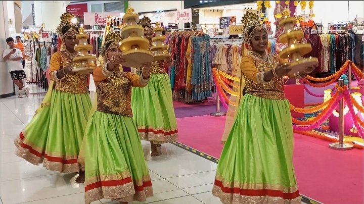 woadriene's tweet image. dancers showcased cultural heritage &amp;amp; highlights festive spirit meaningfully @NUSentral