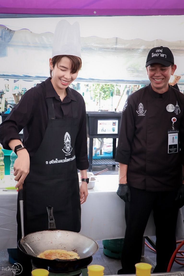 BesidePaiii's tweet image. CNP entertainment ✨
ร่วมสนับสนุน โครงการน้ำพระทัยพระราชทาน
สภาสังคมสงเคราะห์แห่งประเทศไทย  ในพระบรมราชูปถัมภ์ 
น้ำผลไม้พร้อมดื่ม 1500 กล่อง  ￼

และร่วมแจกอาหารพระราชทานที่ท้องสนามหลวง 🤍

Facebook : ป๊ายปาย โอริโอ้ (Update)
🐳26.11.25🐳

#ป๊ายปายโอริโอ้
#cnp_orio 
#PaiPaiorio