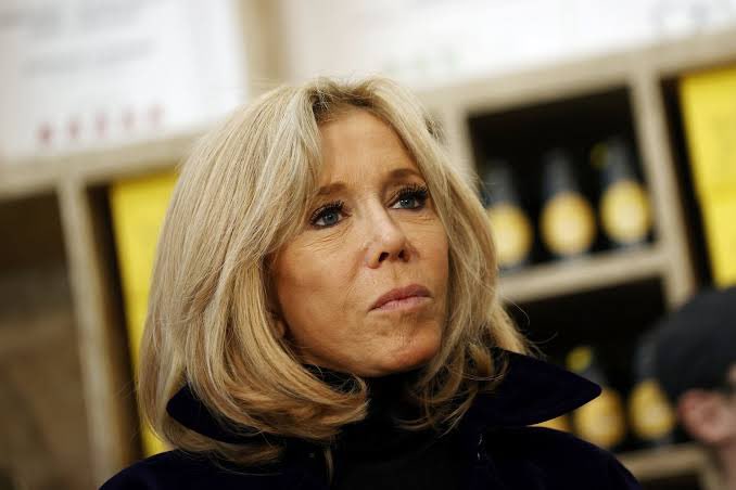 CitizenMediaFR's tweet image. 🇫🇷🟡 FLASH INFO 

Brigitte Macron a fait un geste généreux envers une amie proche en utilisant les fonds des Pièces Jaunes.  

L’épouse du président a alloué 2 MILLIONS D’EUROS du budget de la Fondation qu’elle préside pour soutenir e-Enfance, une association dirigée par une…