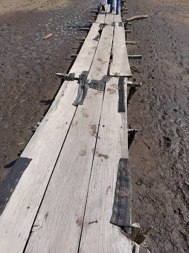 CasaBio2's tweet photo. Le Centre #CasaBio s'associe à #HydiotSeydi et au Sous-Préfet M. Jean Baptiste SENE pour inspecter les passerelles d'accès (Bagadadji &amp; Bissari). 🌉 Objectif : Identifier les travaux nécessaires pour un ponton durable et écologique. https://t.co/wRnBS1cvIP