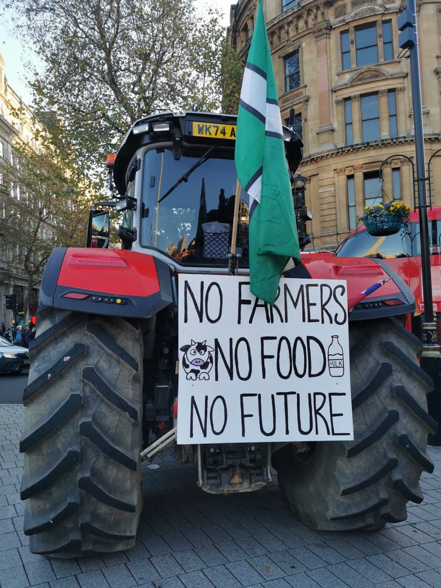 FarmersWeekly's tweet image. Farmers are back in London. 🪧 

“The government needs to change the IHT thresholds so that they do not penalise family farms. We just want to farm and produce food to feed the nation.”
