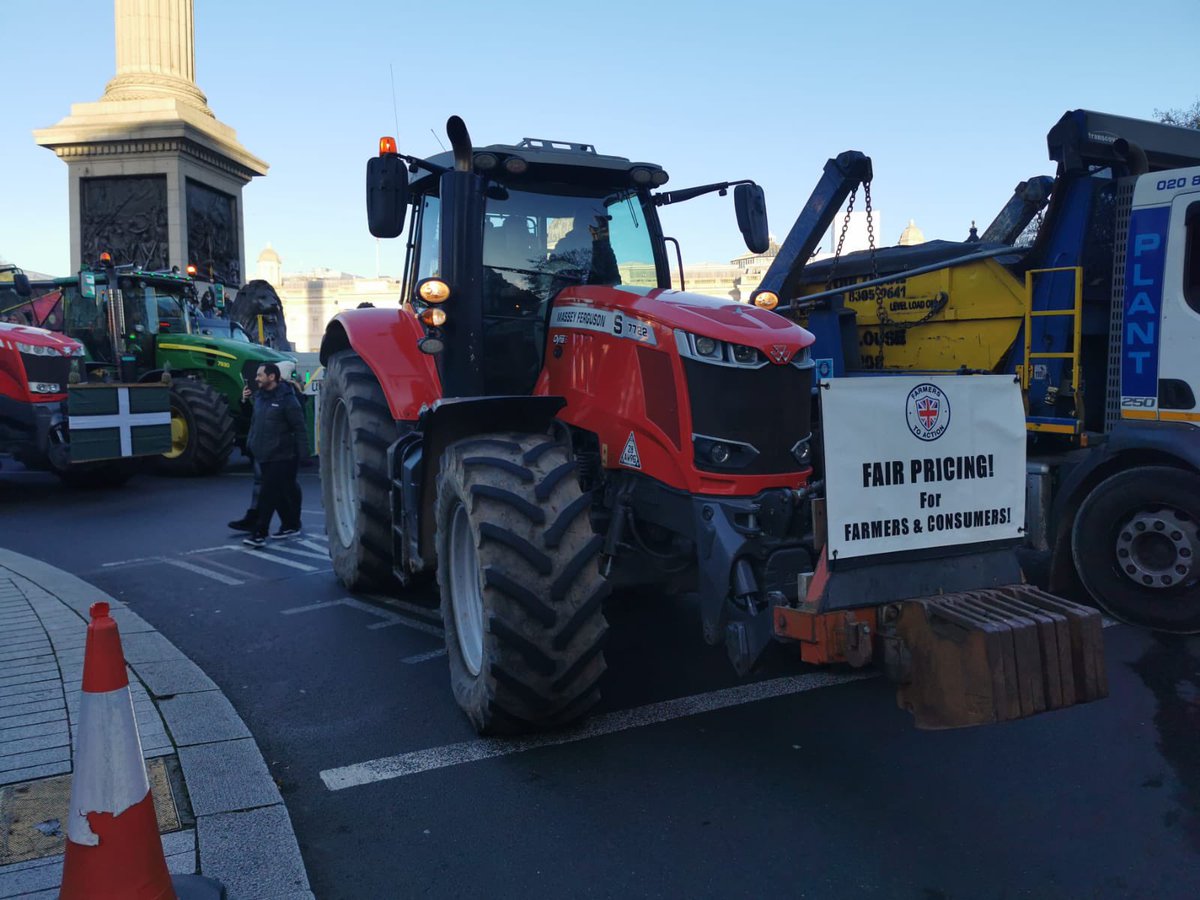 FarmersWeekly's tweet image. Farmers are back in London. 🪧 

“The government needs to change the IHT thresholds so that they do not penalise family farms. We just want to farm and produce food to feed the nation.”
