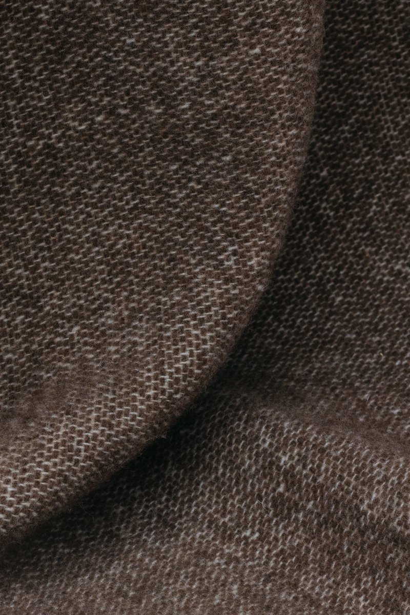 Hay dos opciones: fabricar fuera y barato o hacerlo aquí, con calidad y lanas de proximidad. La calidad se paga. Ni más ni menos. Esto es como el buen vino. ¿Sabéis cuántas horas y cuantos kilos de lana llevan cada manta? ¿Cuánto se viene pagando por un buen jersey de lana?