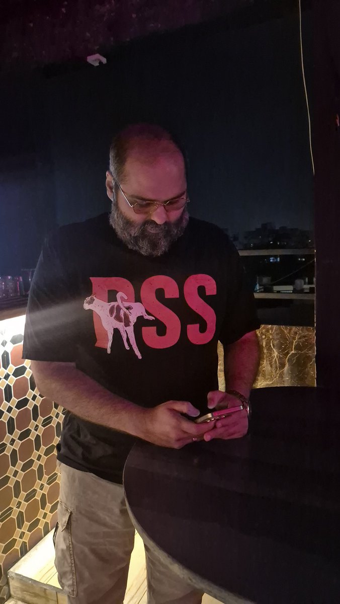 dhruv_rathee's tweet image. Why do RSS followers think this tshirt says RSS?

Look carefully, it says PSS