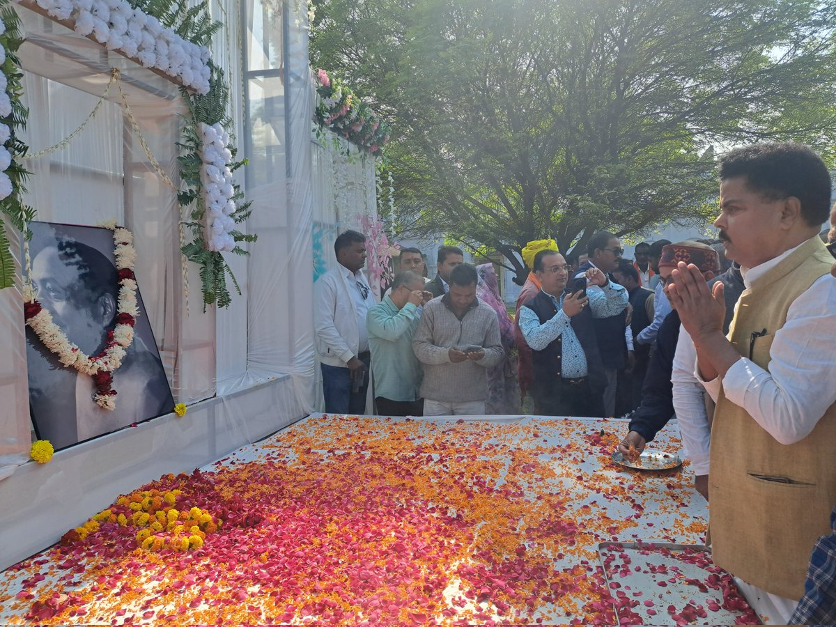 Rajkumarsingh1i's tweet image. राज्यसभा सांसद मा0 श्री आरपीएन सिंह जी के श्रद्धेय पिताजी पूर्व रक्षा एवं विज्ञान प्रौद्योगिकी राज्यमंत्री स्व. श्री सी.पी.एन. सिंह जी की 36वीं पुण्यतिथि के अवसर पर आयोजित श्रद्धांजलि सभा में उन्हें श्रद्धासुमन अर्पित किया।