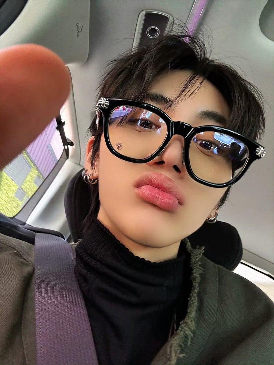 leehansight's tweet image. walaupun kacamata mu di hidung
aku jadi mabuk kecubung
anjay #mikirsendiri #spontan