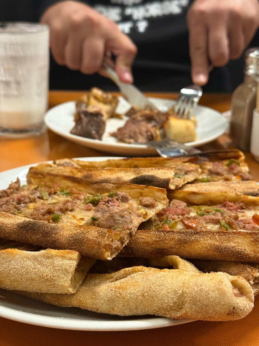 kimbuatkafalari's tweet image. Mesaisi olan arkadaşlarımın da öğle arası yaklaşmışken, Gurme Kulübümüzle gerçekleştirdiğimiz Konya mutfağından görseller paylaşarak daha çok acıkmayalım mı? 🙈😅 Dayanın az kaldı. 🥳

#Konya 
#chef 
#afiyetolsun
#wednesdaymotivation 
#wednesday 
#YummyYummyYummy
#delicious