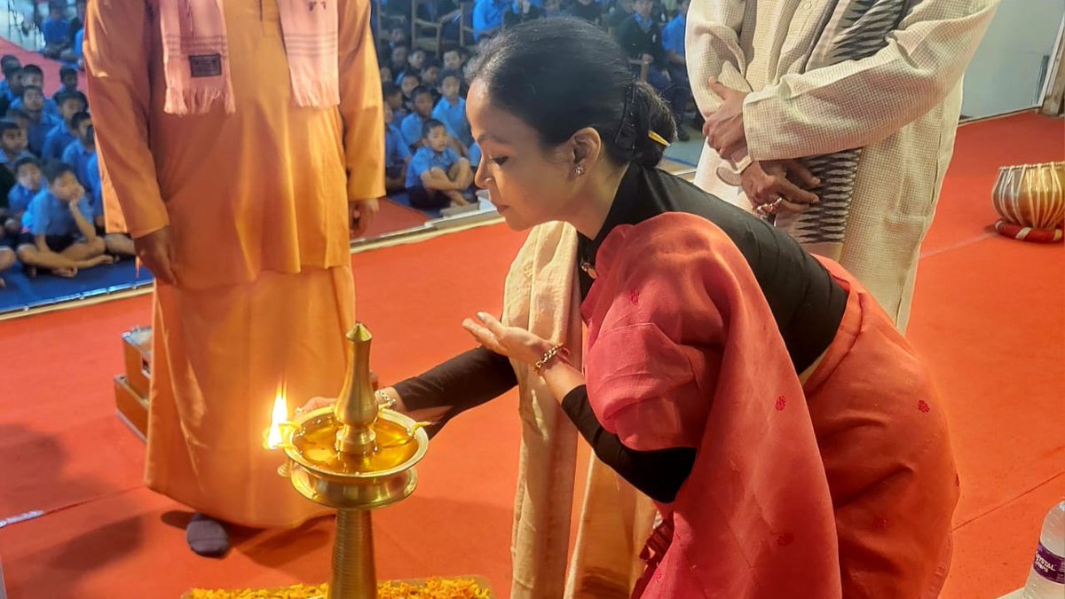 MissionNarottam's tweet image. Workshops on Dhrupad (Ustad Wasifuddin Dagar, Padma Shri) and Sattriya Nritya (Smt. Usha Rani Baishya, Bismillah Khan Awardee) began on 26 Nov 2025 at Ramakrishna Mission Narottam Nagar for students of classes 6–9.
Organised in association with #SPICMACAY, Arunachal Chapter.