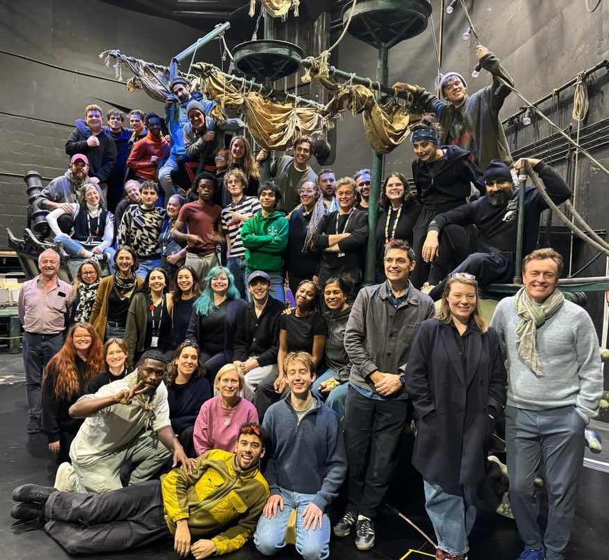 tobysnews_'s tweet photo. The lovely cast of Wendy and Peter Pan wit Toby Stephens after the last performance. https://t.co/Oipr995D2X