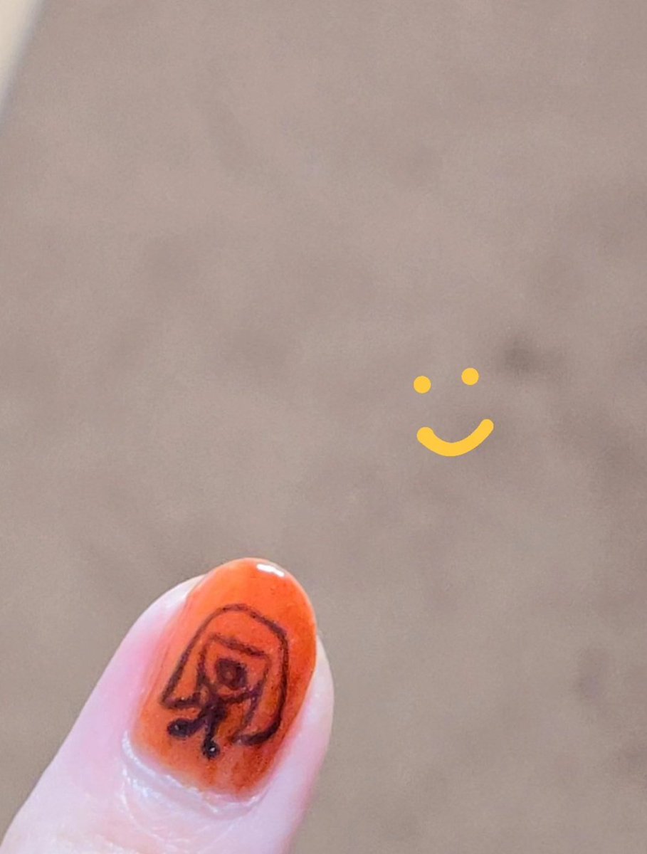 v4zrv's tweet image. ガーデンシアターのグッズ先行販売、即買った😆！
練習のために親指だけネイルしちゃったけど、
そいえば明日学校だ！絆創膏で隠そ🩹
#アイナジエンド 
#nukariari