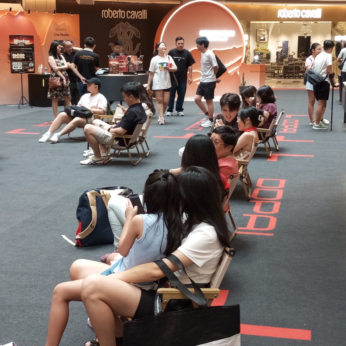 woadriene's tweet image. shoppers waiting for host @starhillgallery to start event