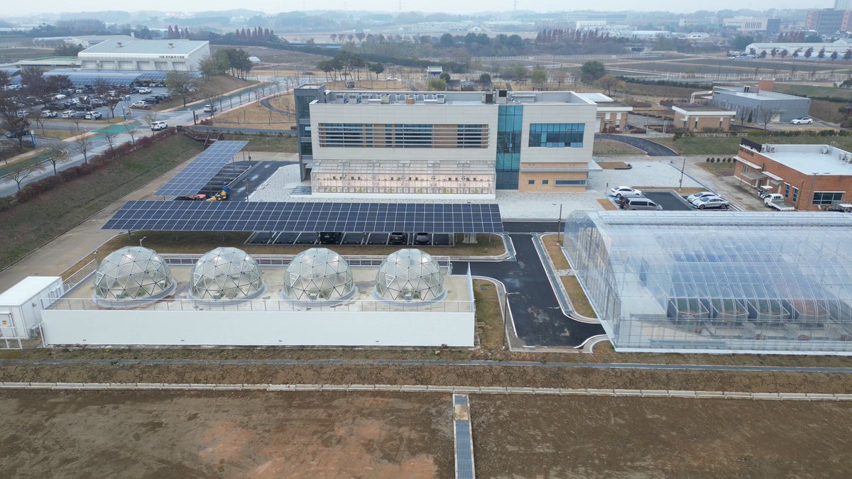 Seungdon_Lee's tweet image. 농촌진흥청은 기후변화에 선제적으로 대응하고 지속 가능한 농업기술을 개발하기 위해 ‘기후변화연구동’을 개관했습니다. 

기후변화연구동은 인공지능(AI) 기술을 이용해 기상‧기후를 예측하고 미래 기후 시나리오를 재현해 농업 분야 기후변화를 연구하는 환경 조절 연구시설입니다. 

오늘…