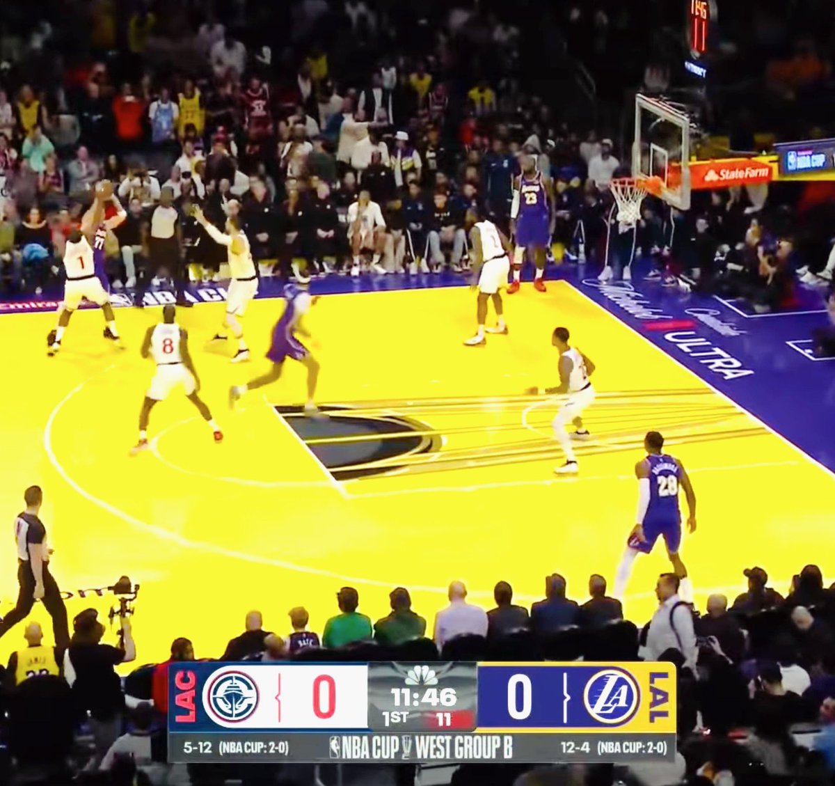 parallelecinico's tweet image. Ore 5:00 di questa mattina, suona la sveglia per andare al lavoro.
Accendi la tv mentre fai colazione: c’è Lakers-Clippers, il derby di Los Angeles.
Primo piano su uno dei parquet della NBA Cup: tutta la casa viene illuminata a giorno.
Tenti di sistemare il colore col…