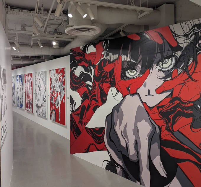物凄い展示だった…!望月けい先生のイラストが特殊印刷でメリハリが効いて、もっと美しくなってたし、奥の大判イラストの迫力には圧倒されっぱなしだった
内装も面白くてスケルトンの天井すら展示の一部みたいな空間で滅茶苦茶良かった!!
狂ったバーヴァンシー感想とかはリプに
#望月けい俗世 