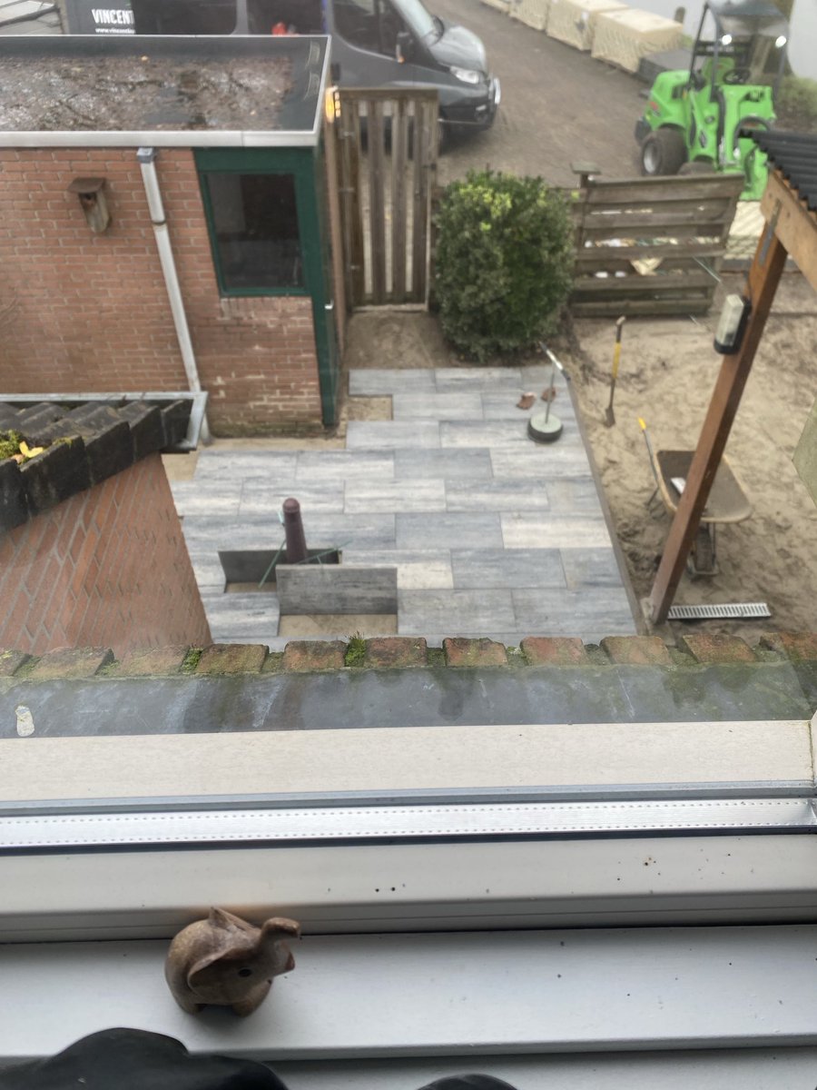 Goedemorgen allemaal.
Het is gelukkig droog dus de eerste stenen liggen erin.
Mooie dag allemaal groetjes 👋