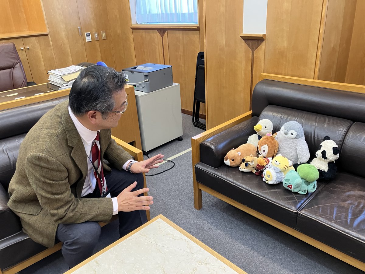 ncam_Nagoya's tweet image. 【#ぬいぐるみお泊り会】今日は、美術館の館長室で、館長さんから美術館についての色々なお話を聞きました。館長室には、館長さんに会いにいつもたくさんの人がやってきますが、こんなにたくさんのぬいぐるみがやってきたのは初めてで、館長さんも驚いていました。