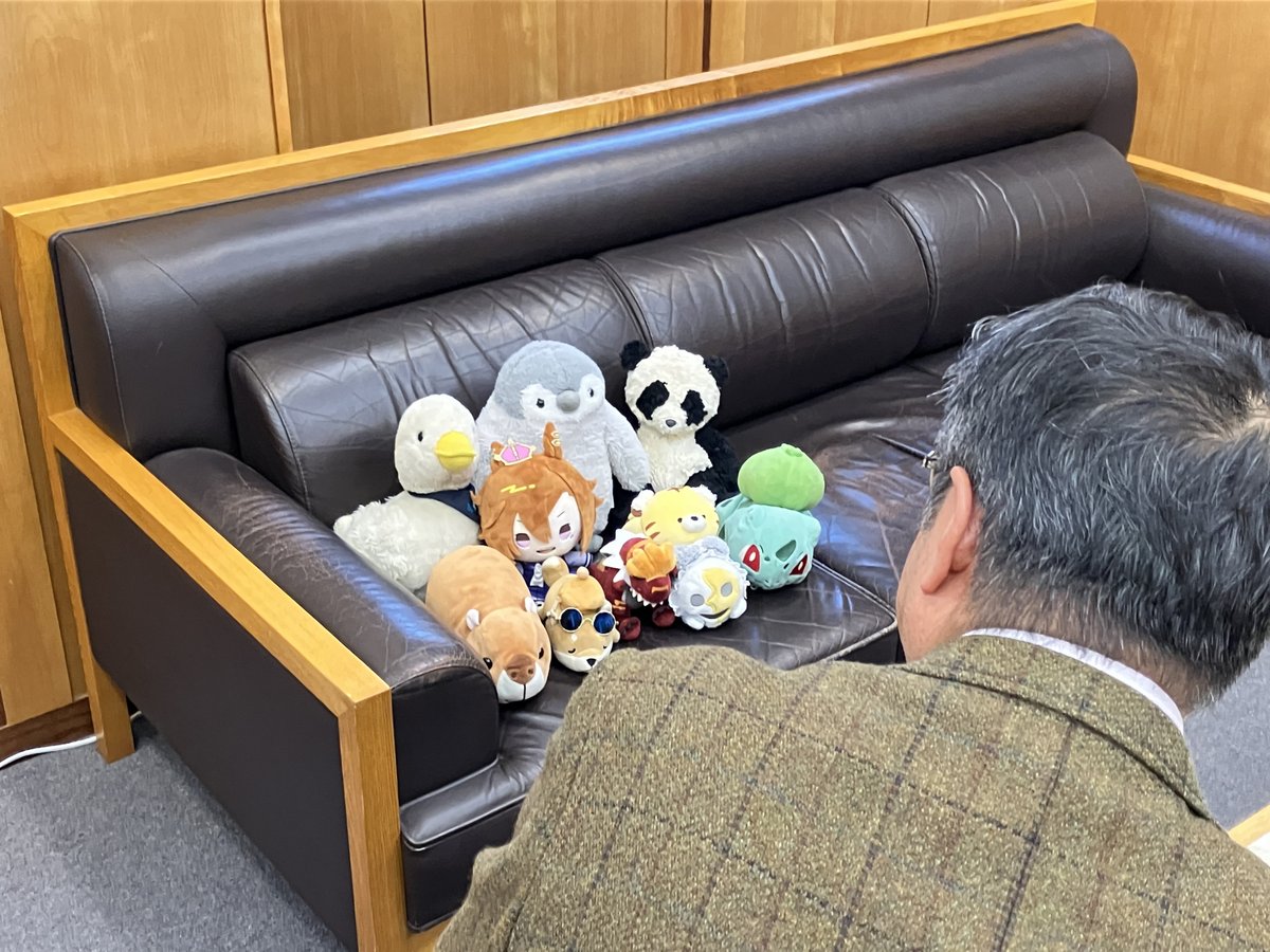 ncam_Nagoya's tweet image. 【#ぬいぐるみお泊り会】今日は、美術館の館長室で、館長さんから美術館についての色々なお話を聞きました。館長室には、館長さんに会いにいつもたくさんの人がやってきますが、こんなにたくさんのぬいぐるみがやってきたのは初めてで、館長さんも驚いていました。