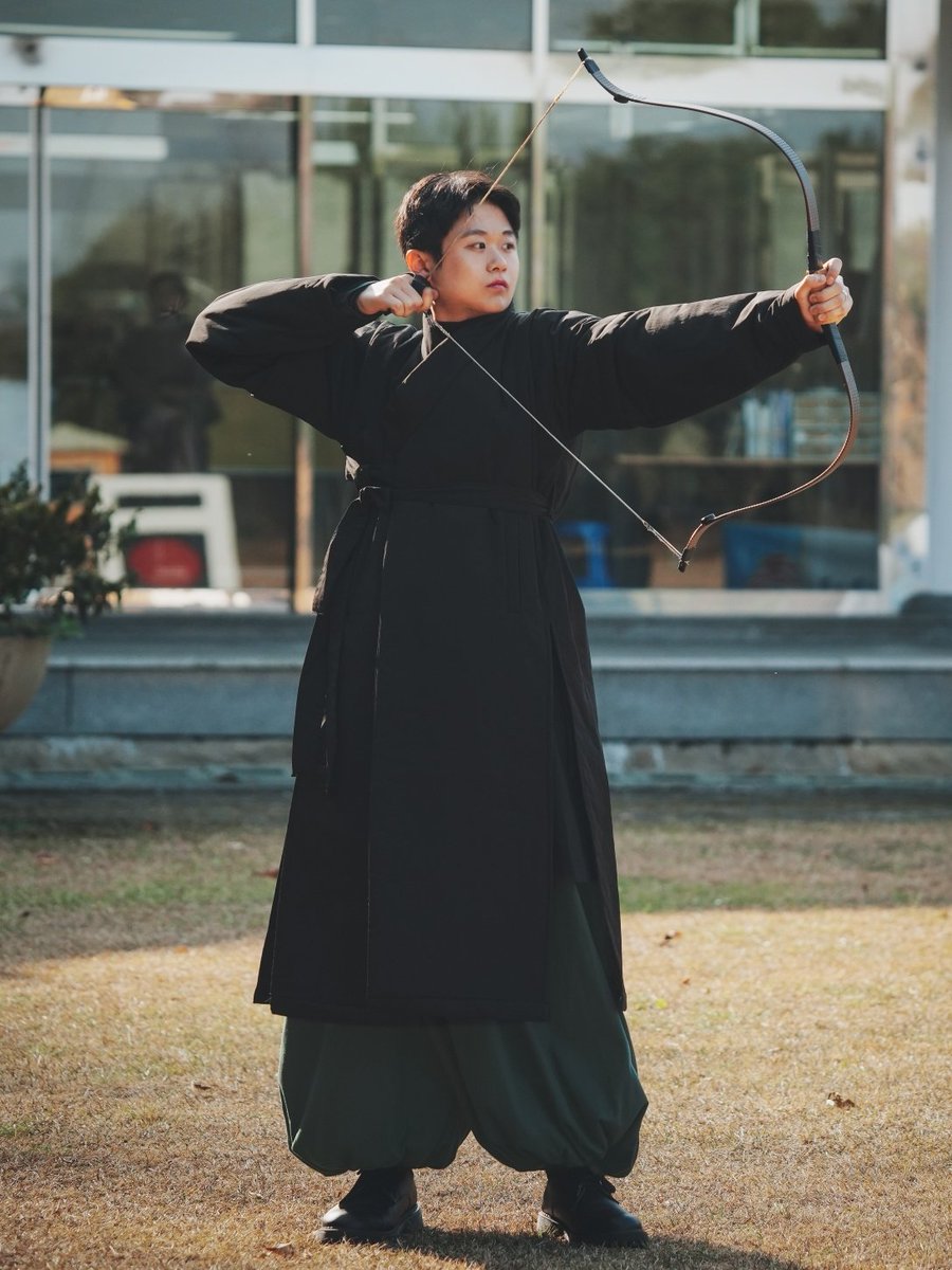 dareawon0502's tweet image. (재업) 많은 분들의 사랑을 받아왔던 흑호 소창의가 패딩 버전으로 출시했어요🐯
121cm의 긴 기장이 유연하게 흘러내리며,
탈부착 가능했던 소매는 단차를 둔 장식선으로 마감했습니다. 

충전재가 있다보니, 부하게 보이지 않도록 허리를 여미는 허리끈을 기본구성으로 더했습니다🏹✨️(타래)