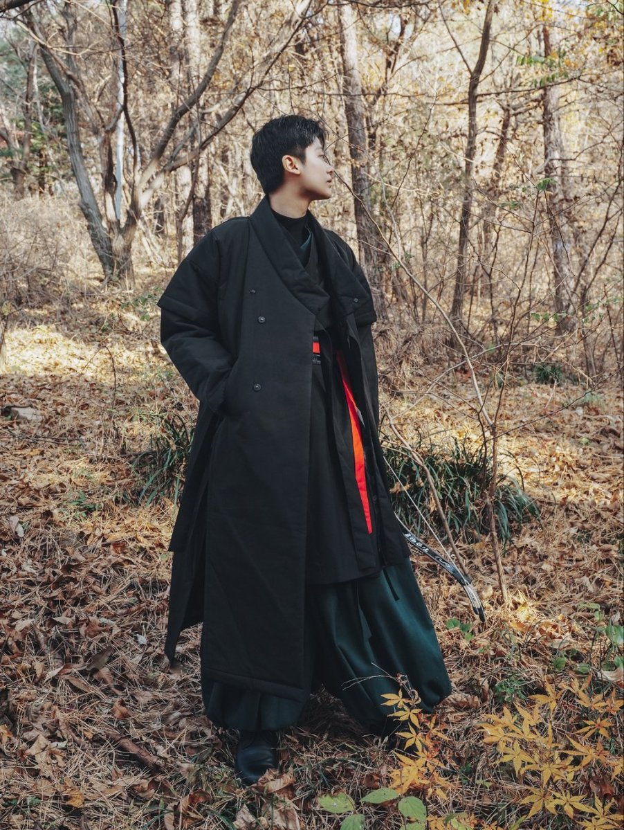 dareawon0502's tweet image. (재업) 많은 분들의 사랑을 받아왔던 흑호 소창의가 패딩 버전으로 출시했어요🐯
121cm의 긴 기장이 유연하게 흘러내리며,
탈부착 가능했던 소매는 단차를 둔 장식선으로 마감했습니다. 

충전재가 있다보니, 부하게 보이지 않도록 허리를 여미는 허리끈을 기본구성으로 더했습니다🏹✨️(타래)