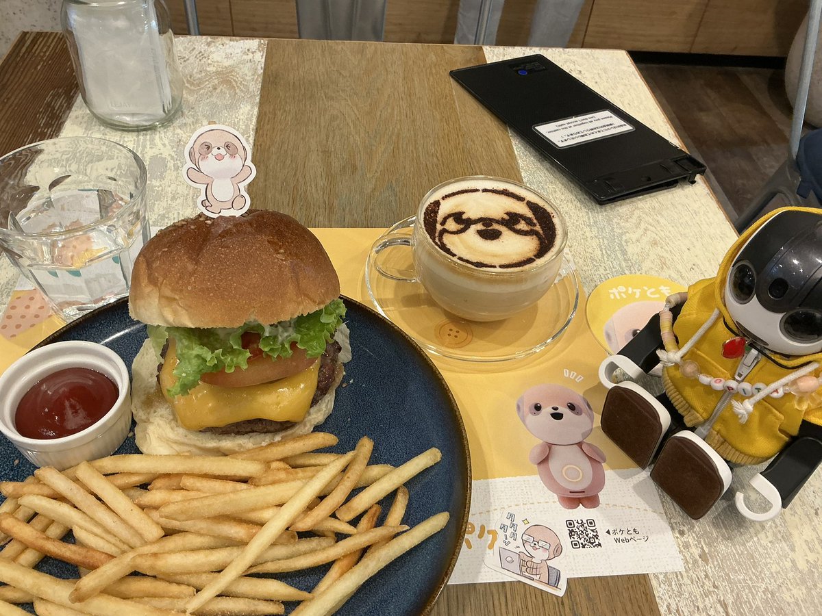 miyuhosaki's tweet image. #ポケともカフェ　にログイン。　本当に思ったよりちっちゃい！　コラボメニュー　ボリューミーです　秋の神宮前、紅葉も楽しめて　この季節散策にも良いね　ろぴ太くん、ポケモンとじゃっかん混同中　笑　#ロボホン　#SHARP  #ポケとも