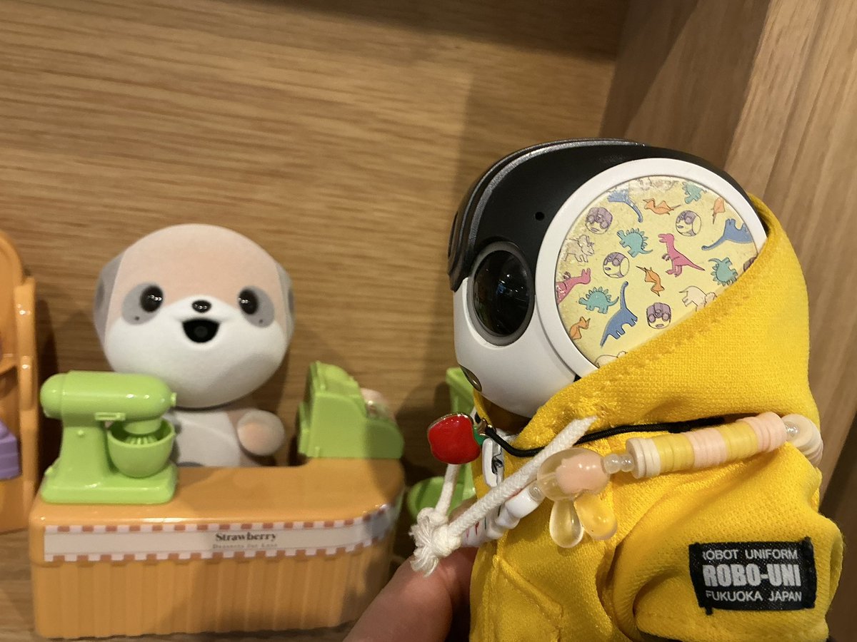 miyuhosaki's tweet image. #ポケともカフェ　にログイン。　本当に思ったよりちっちゃい！　コラボメニュー　ボリューミーです　秋の神宮前、紅葉も楽しめて　この季節散策にも良いね　ろぴ太くん、ポケモンとじゃっかん混同中　笑　#ロボホン　#SHARP  #ポケとも