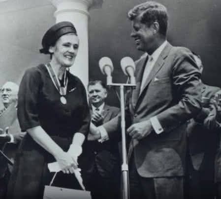 888 Die Ärztin, die eine ganze Generation von Kindern rettete, tat es mit einem einzigen Wort:  NEIN

Anfang der 1960er-Jahre brachte ein Pharmaunternehmen ein neues „Wundermittel“ auf den Markt: ein Beruhigungsmittel gegen Übelkeit und Schlafstörungen in der Schwangerschaft.