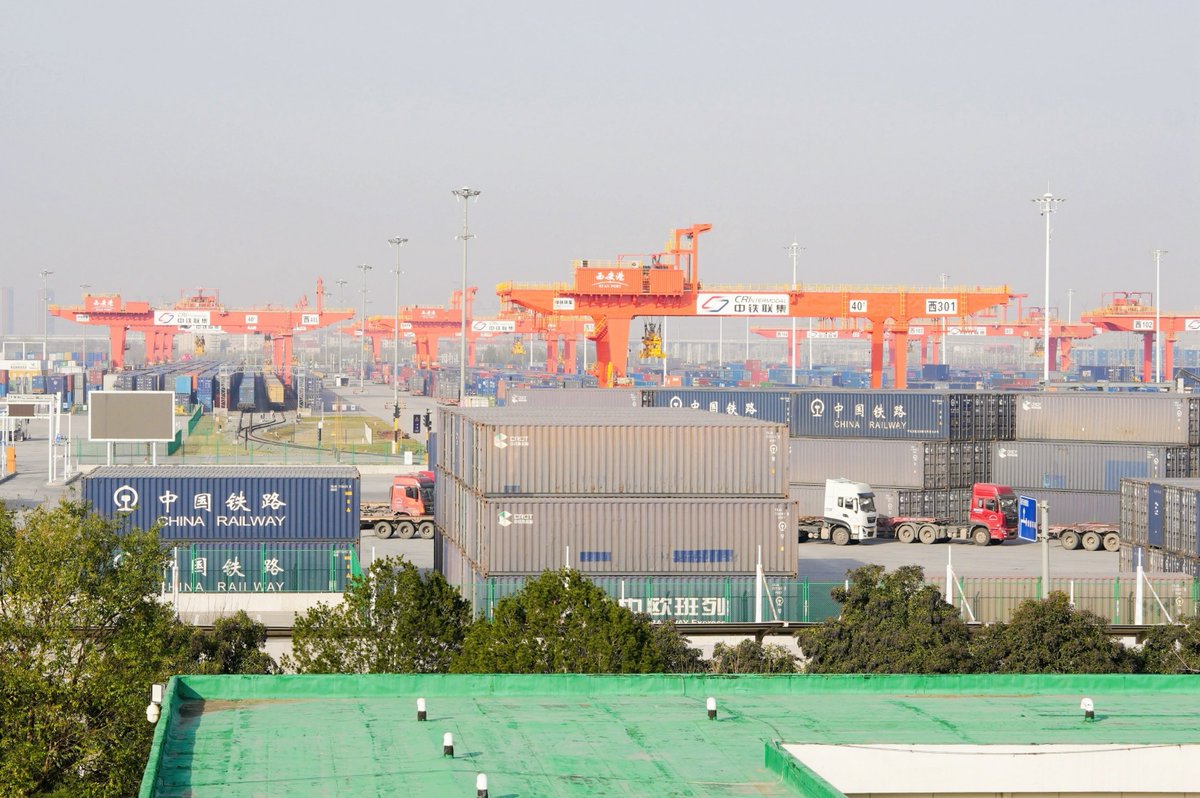 ShaanxiPlus's tweet photo. 🚂🌍Foreign experts visited the China-Europe Railway (Xi’an) Assembly Center, witnessing how Xi’an, an inland city, has overcome geographical limits to become a core Belt and Road hub.
#ExperienceChinaInXian #ConnectingWithin #ReachingBeyond #ChanBaInternationalPort https://t.co/SloYKr1DRg