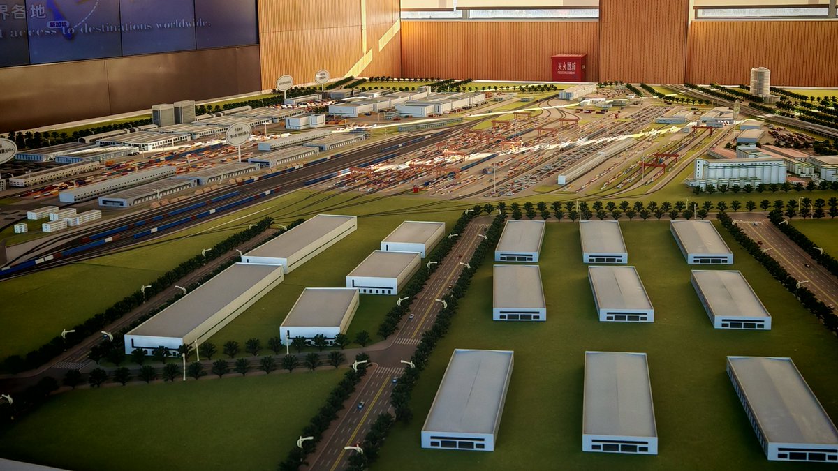 ShaanxiPlus's tweet photo. 🚂🌍Foreign experts visited the China-Europe Railway (Xi’an) Assembly Center, witnessing how Xi’an, an inland city, has overcome geographical limits to become a core Belt and Road hub.
#ExperienceChinaInXian #ConnectingWithin #ReachingBeyond #ChanBaInternationalPort https://t.co/SloYKr1DRg