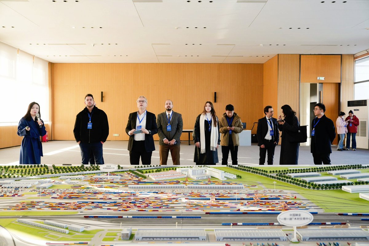 ShaanxiPlus's tweet photo. 🚂🌍Foreign experts visited the China-Europe Railway (Xi’an) Assembly Center, witnessing how Xi’an, an inland city, has overcome geographical limits to become a core Belt and Road hub.
#ExperienceChinaInXian #ConnectingWithin #ReachingBeyond #ChanBaInternationalPort https://t.co/SloYKr1DRg