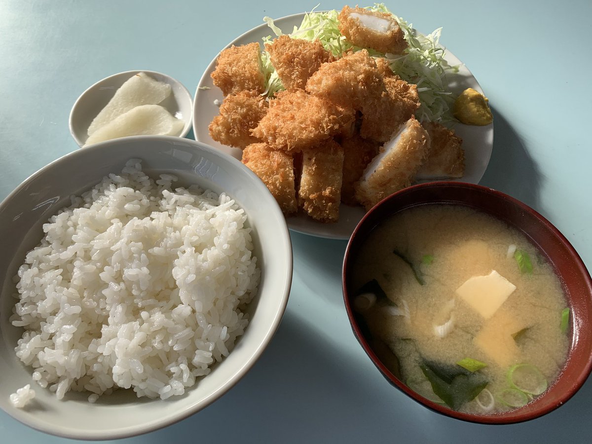 ReitoFunFab's tweet image. 【#FUNCH】
ようやく お昼ごはん🍚
バス江大衆食堂
#イカフライ定食🦑
想像してたイカフライと違い ボリュームたっぷりで嬉しビックリ🤯
何気に豆腐とワカメの煮干出汁の味噌汁が美味す😆