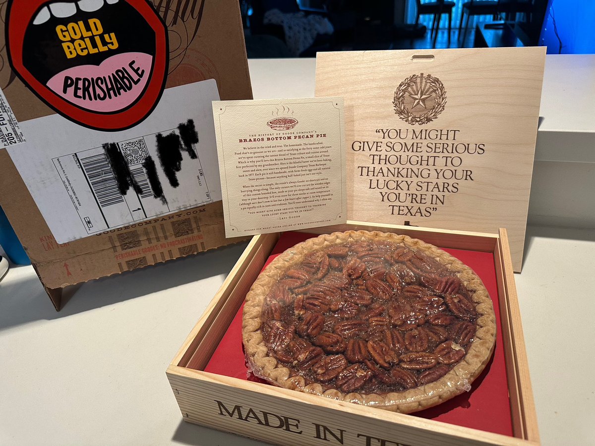 Moxie_Dame's tweet photo. Coming home to this little beastie sitting on your porch… 😍 🤤 #pecanpie #madeintexas #BrazosBottomPecanPie @GoodeCompany https://t.co/MCOTe4z4iI