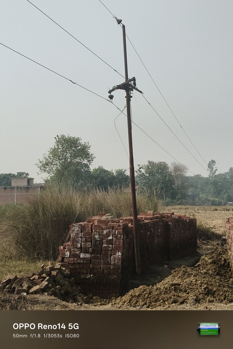 AkhandDev5's tweet photo. महराजगंज जनपद के नगर पंचायत परतावल बाजार के पीछे से होकर गुजरने वाली 11000 बोल्टेज के जर्जर विद्युत पोल से किसी बड़ी दुर्घटना की आशंका जिम्मेदार बेखबर। @UPPCLLKO @PuVVNLHQ @AKSharmaOffice https://t.co/zz8Brf8q2C