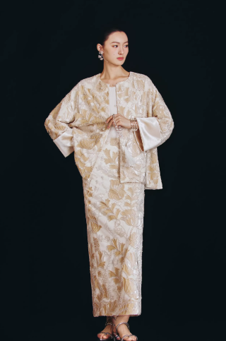 New Chinese-style clothing is a distinct variety of clothing that merges traditional Chinese cultural elements with contemporary design principles. It often incorporates classic Chinese-style structural details—such as mandarin collars, cross collars, and slanted openings—as well